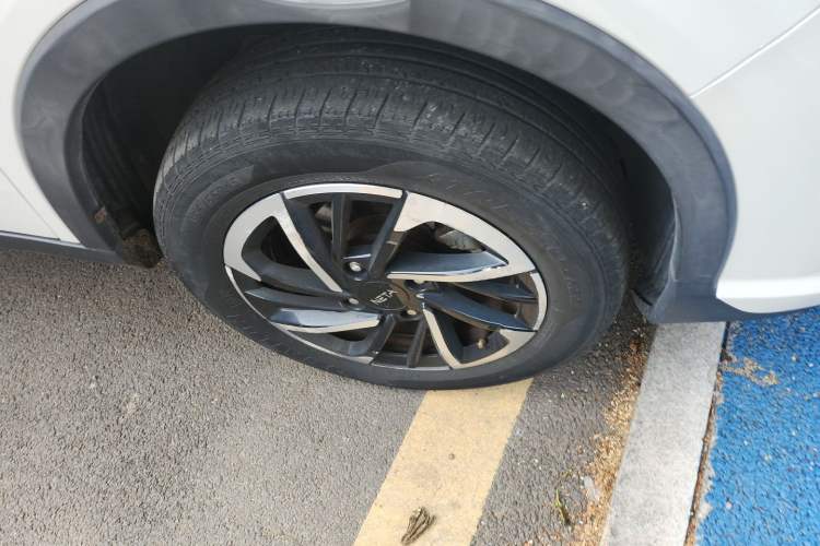 Used NETA V 2021 Long-Range Entertainment Edition Upgrade Model Right Front Wheel Hub
