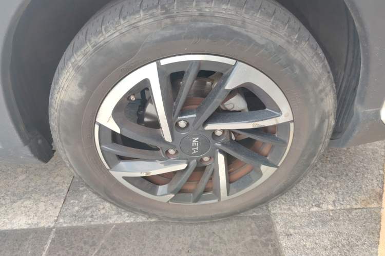Used NETA V 2021 Long-Range Entertainment Edition Upgrade Model Right Front Wheel Hub