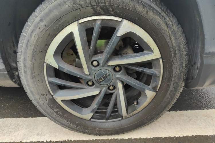 Used NETA V 2021 Long-Range Entertainment Edition Upgrade Model Right Front Wheel Hub