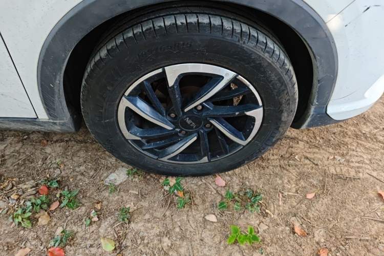 Used NETA V 2021 Long-Range Entertainment Edition Right Front Wheel Hub
