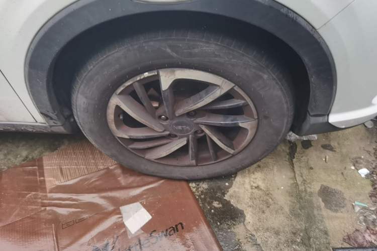 Used NETA V 2021 Long-Range Entertainment Edition Right Front Wheel Hub