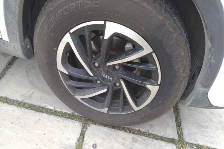 Used NETA V 2021 Long-Range Entertainment Edition Right Front Wheel Hub