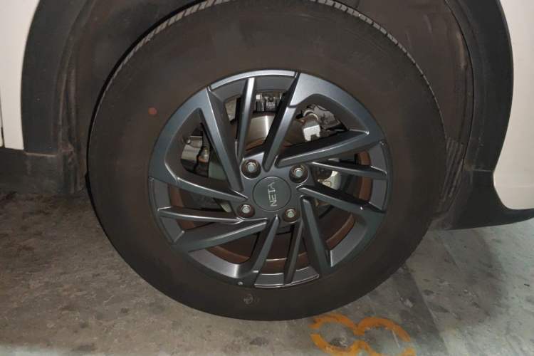Used NETA V 2021 Standard Range Entertainment Version – Upgraded Model Right Front Wheel Hub