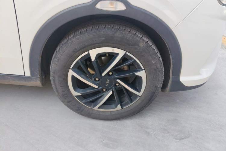 Used NETA V 2021 Long-Range Entertainment Edition Upgrade Model Right Front Wheel Hub