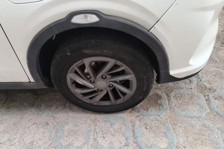 Used NETA V 2021 Standard Range Entertainment Version – Upgraded Model Right Front Wheel Hub