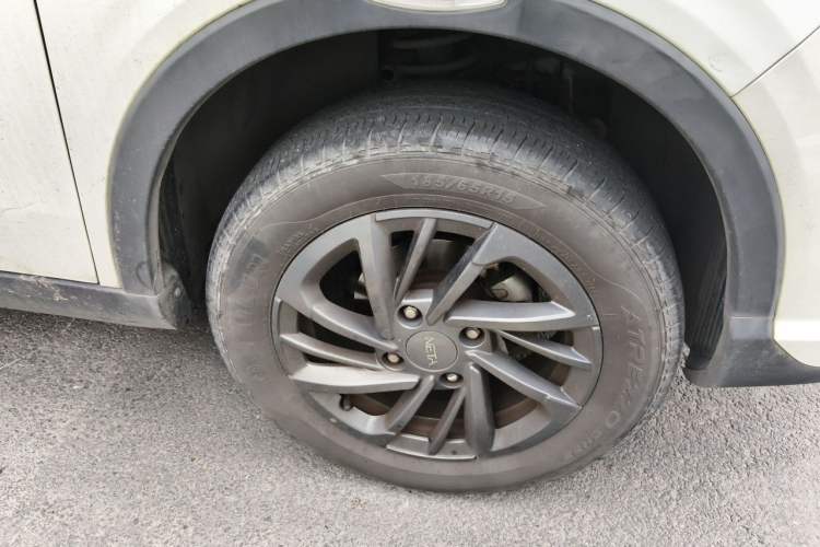 Used NETA V 2021 Standard Range Entertainment Version – Upgraded Model Right Front Wheel Hub
