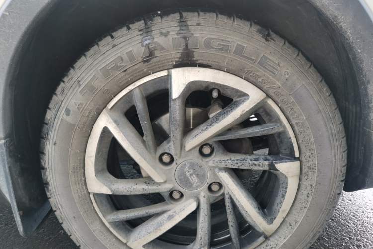 Used NETA V 2021 Long-Range Entertainment Edition Upgrade Model Right Front Wheel Hub