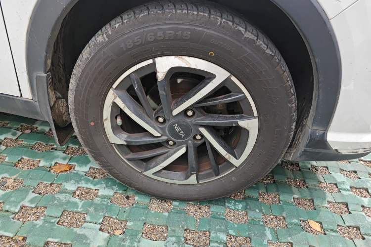 Used NETA V 2021 Long-Range Entertainment Edition Upgrade Model Right Front Wheel Hub