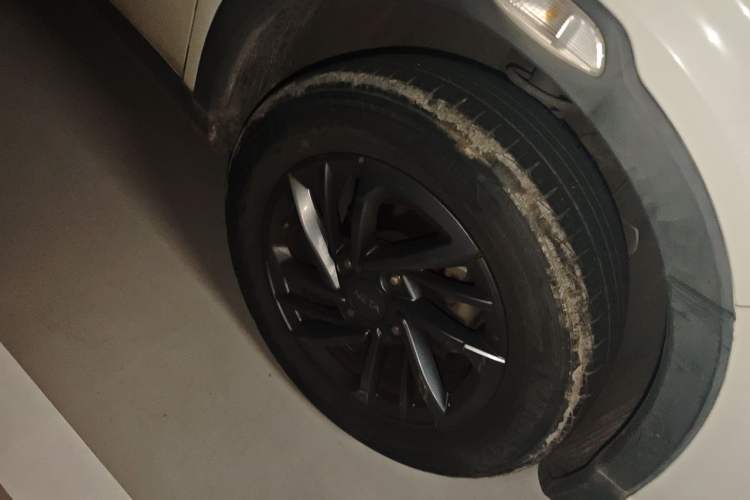 Used NETA V 2021 Standard Range Entertainment Version – Upgraded Model Right Front Wheel Hub