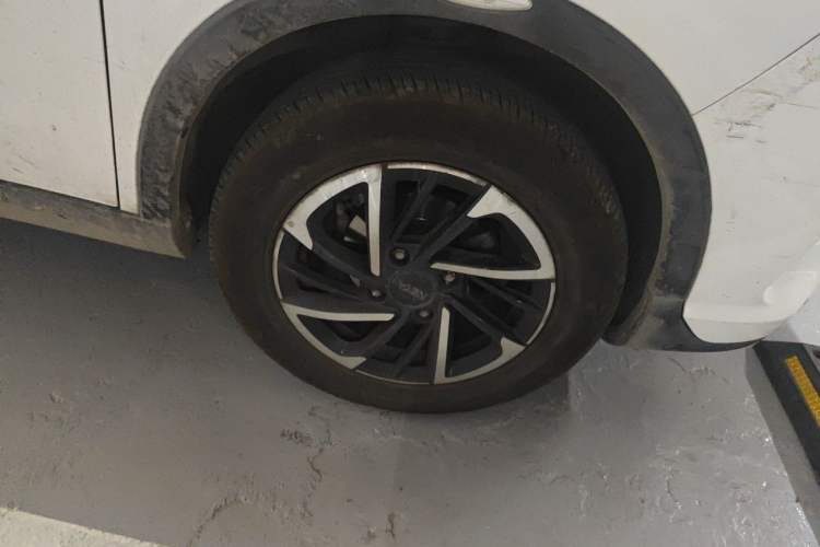 Used NETA V 2021 Long-Range Entertainment Edition Upgrade Model Right Front Wheel Hub