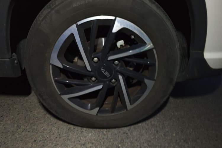 Used NETA V 2021 Long-Range Entertainment Edition Upgrade Model Right Front Wheel Hub