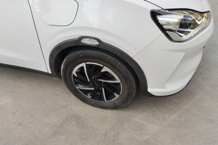 Used NETA V 2021 Long-Range Entertainment Edition Upgrade Model Right Front Wheel Hub