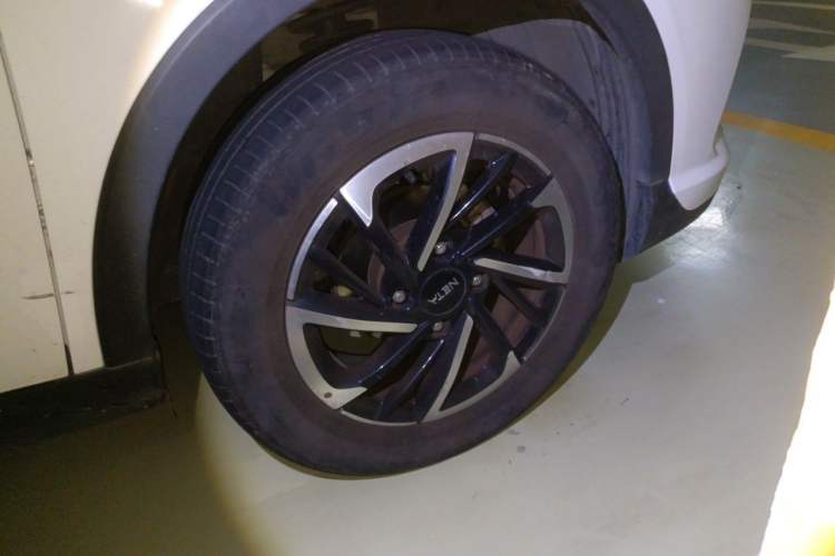 Used NETA V 2021 Long-Range Entertainment Edition Upgrade Model Right Front Wheel Hub