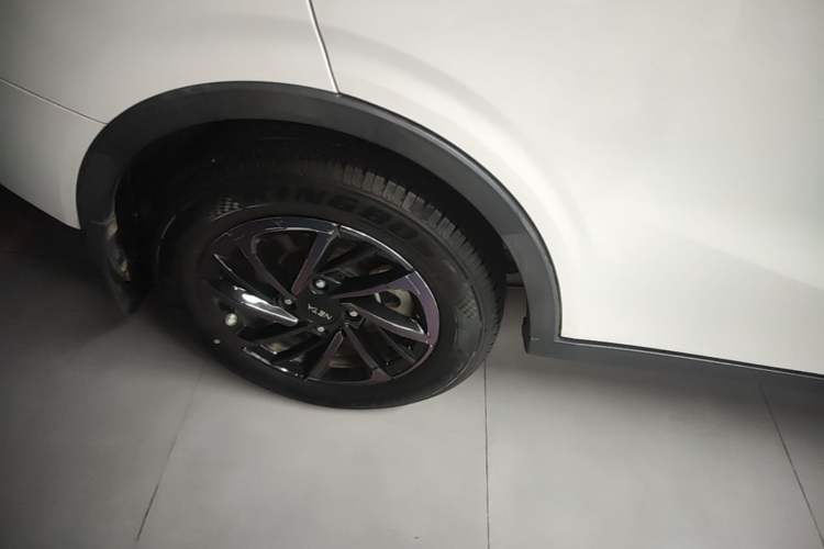 Used NETA V 2021 Long-Range Entertainment Edition Upgrade Model Right Rear Wheel Hub
