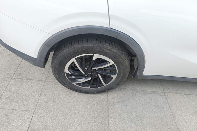 Used NETA V 2021 Long-Range Entertainment Edition Upgrade Model Right Rear Wheel Hub