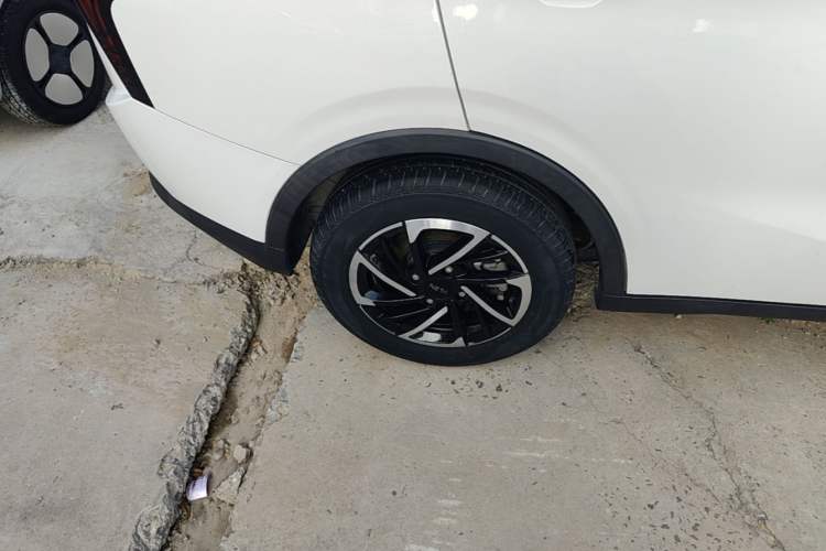 Used NETA V 2021 Long-Range Entertainment Edition Upgrade Model Right Rear Wheel Hub