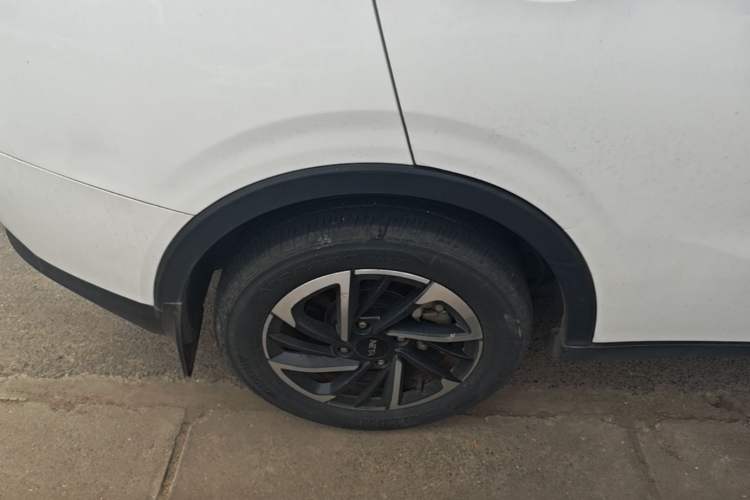 Used NETA V 2021 Standard Range Entertainment Version – Upgraded Model Right Rear Wheel Hub