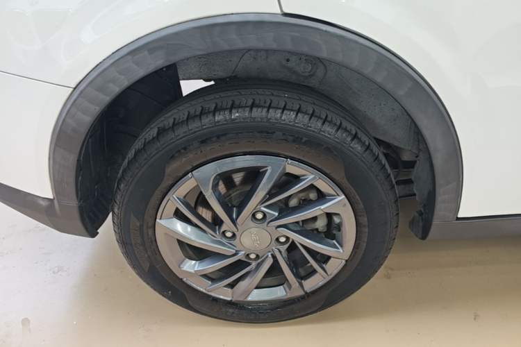 Used NETA V 2021 Standard Range Entertainment Version – Upgraded Model Right Rear Wheel Hub