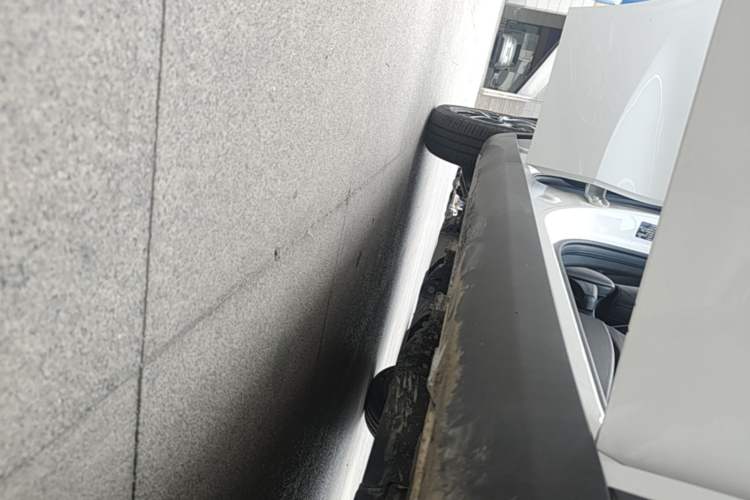 Used NETA V 2021 Long-Range Entertainment Edition Upgrade Model Right Side Sill