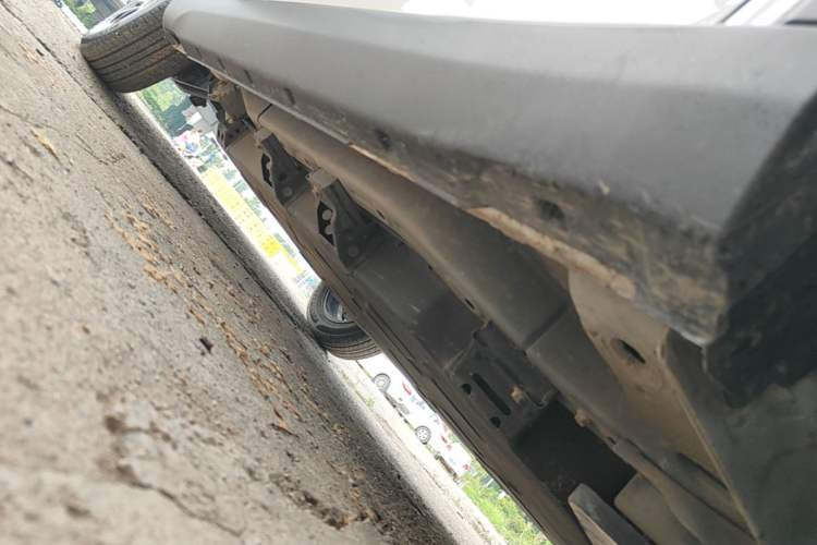 Used NETA V 2021 Long-Range Entertainment Edition Upgrade Model Right Side Sill