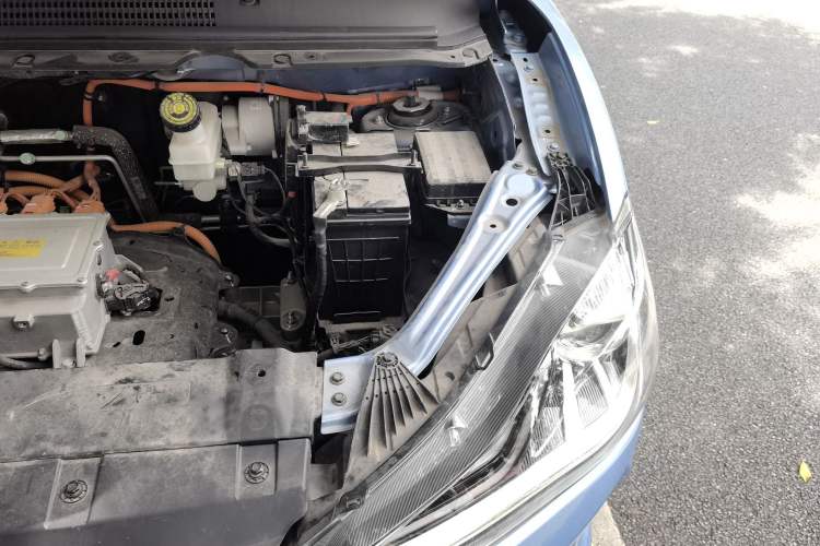 Used NETA V 2022 Chao 300 Lite Ternary Lithium Engine Bay Left