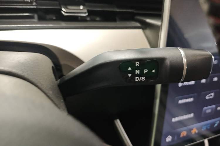 Used NETA V 2022 Long-Range Industry Custom Edition Gear Lever