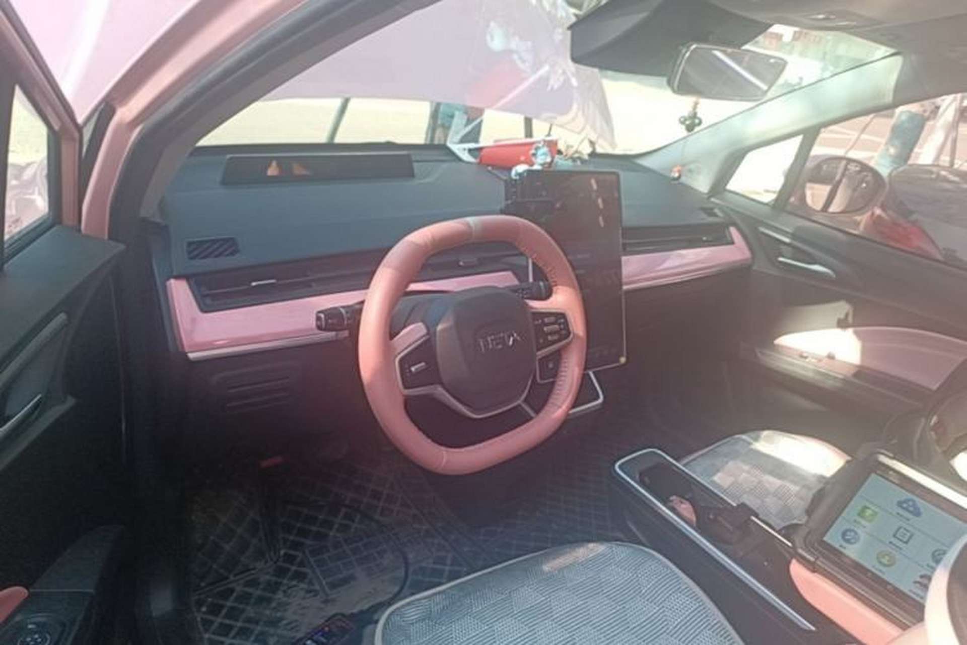 Used NETA V 2022 Chao 400 Lite Pink Custom Edition Center Console