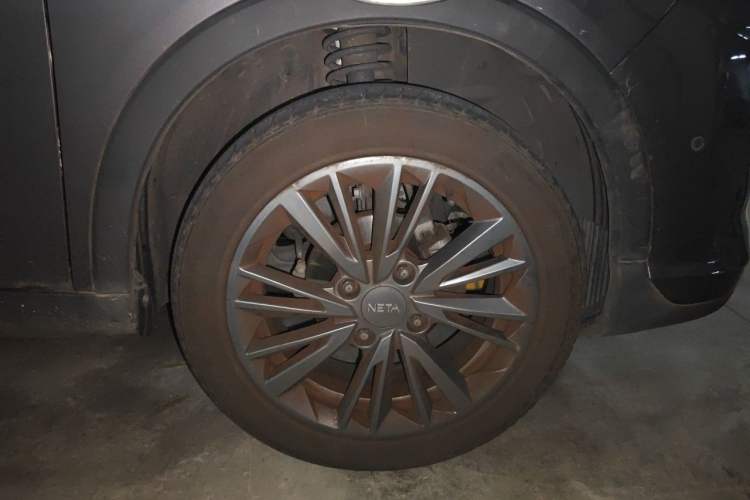 Used NETA V 2022 Pro Long-Range Smart Edition Right Front Wheel Hub