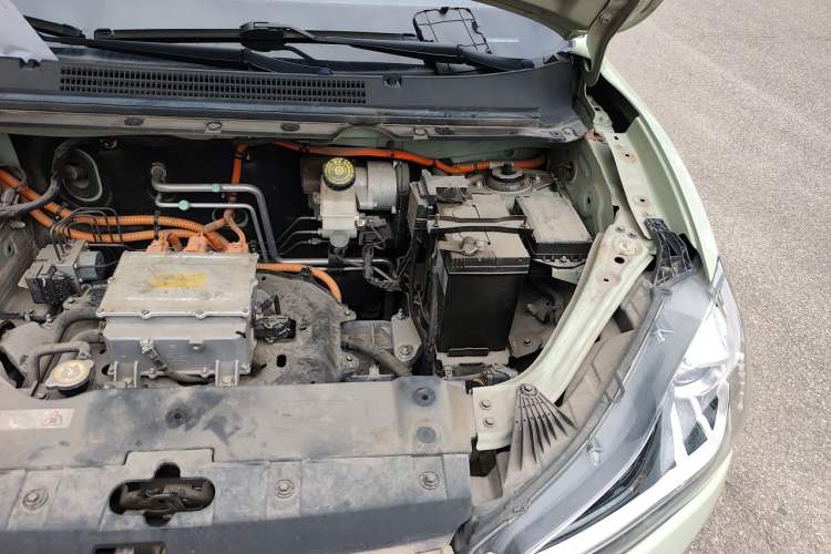Used NETA V 2022 Chao 300 Lite Lithium Iron Phosphate Engine Bay Left