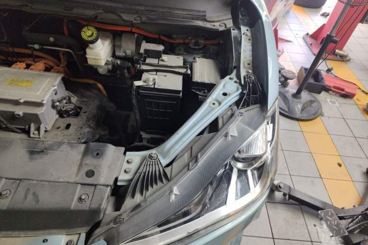 Used NETA V 2022 Standard Range Industry Custom Edition Engine Bay Left