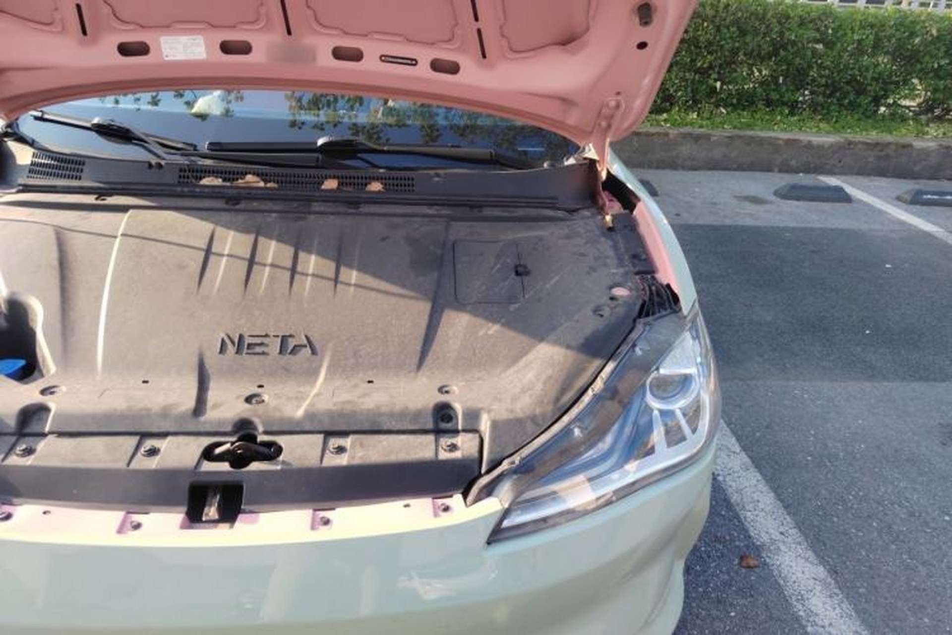 Used NETA V 2022 Chao 400 Lite Pink Custom Edition Engine Bay Left