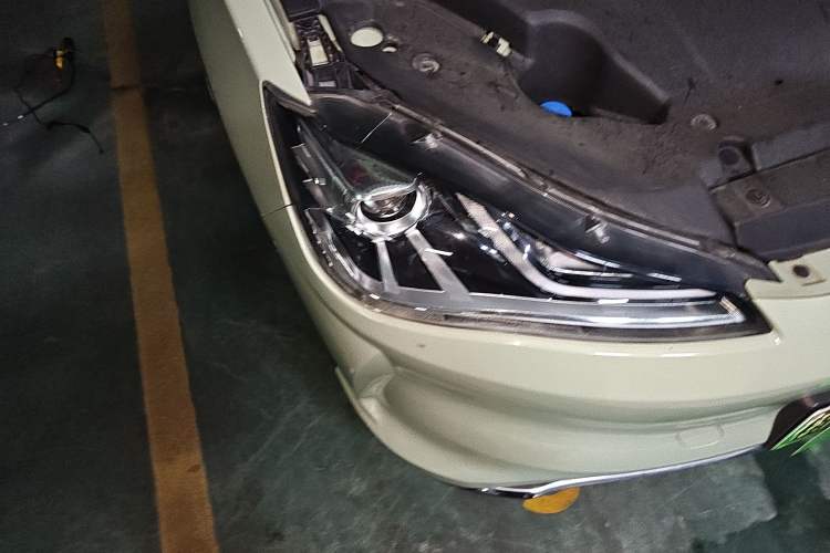 Used NETA V 2022 Chao 400 Lite Right Front Headlight