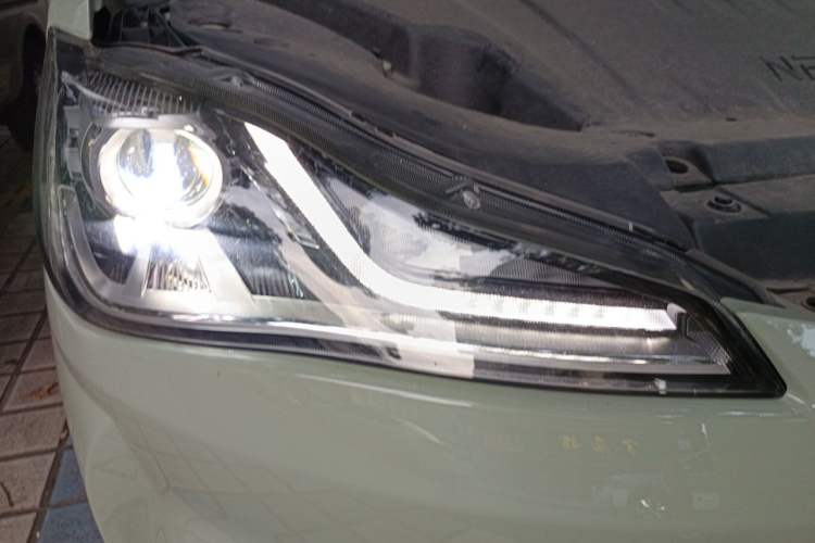 Used NETA V 2022 Chao 400 Lite Right Front Headlight