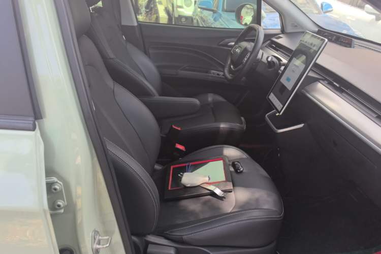 Used NETA V 2022 Long-Range Industry Custom Edition Right Front Seat