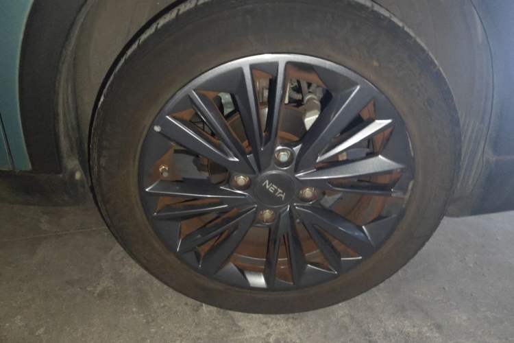 Used NETA V 2022 Pro Long-Range Smart Edition Right Front Wheel Hub