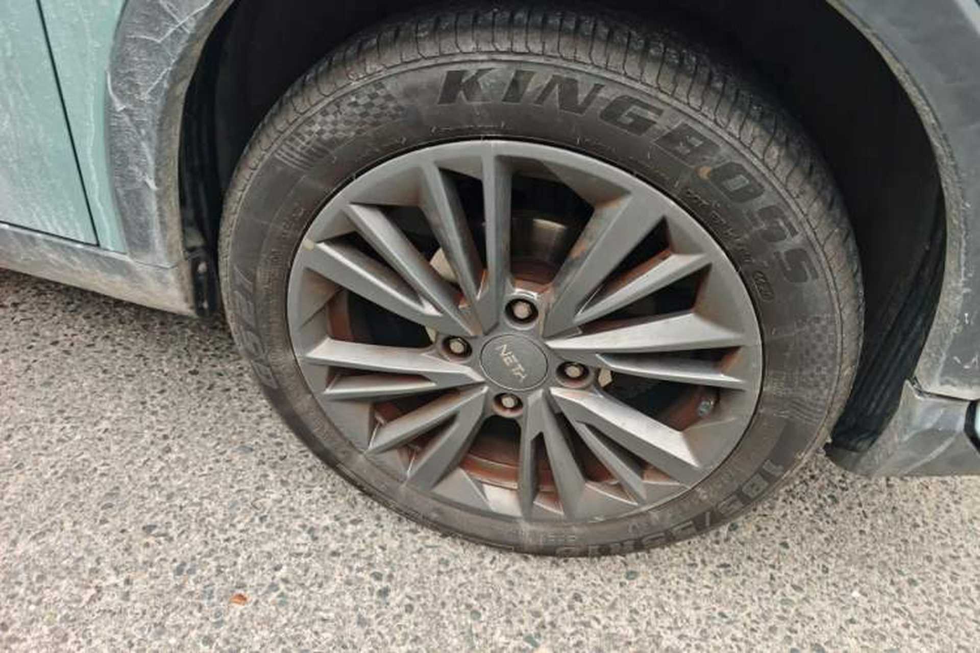 Used NETA V 2022 Pro Long-Range Smart Edition Right Front Wheel Hub