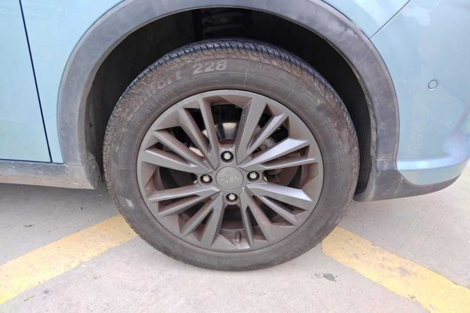 Used NETA V 2022 Pro Long-Range Smart Edition Right Front Wheel Hub