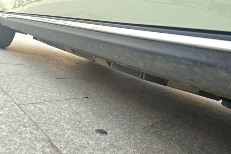 Used NETA V 2022 Chao 300 Lite Lithium Iron Phosphate Right Side Sill