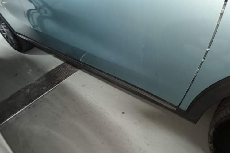Used NETA V 2022 Chao 300 Lite Lithium Iron Phosphate Right Side Sill