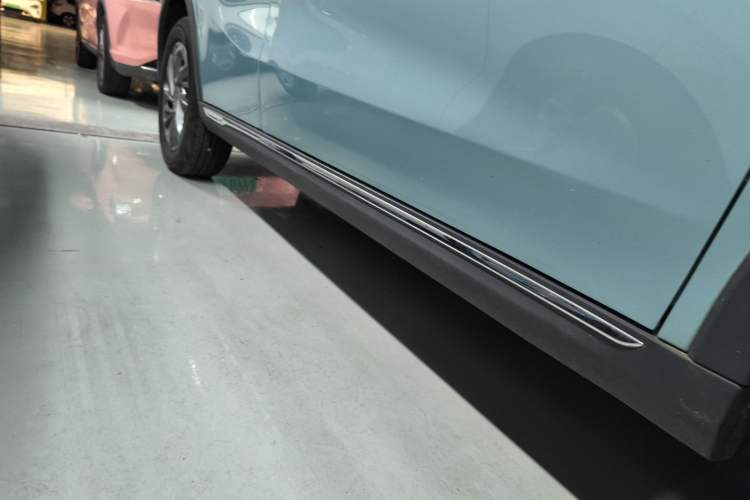Used NETA V 2022 Chao 300 Lite Lithium Iron Phosphate Right Side Sill
