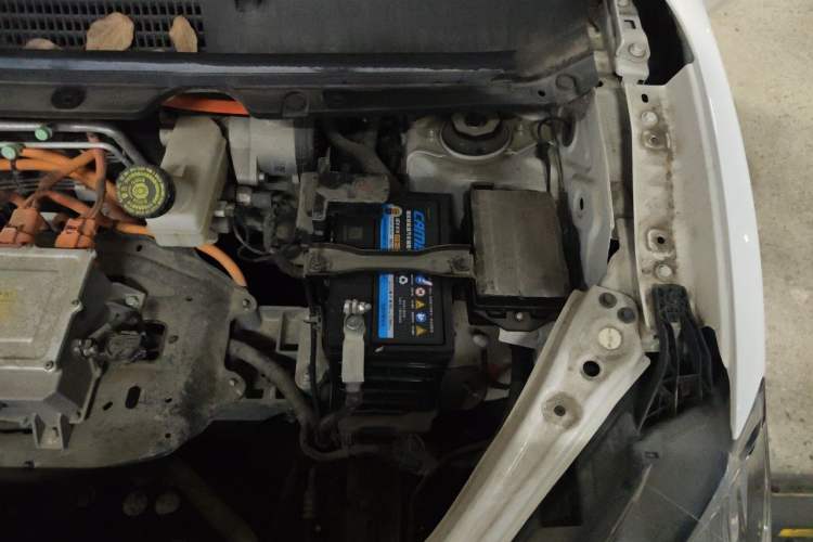 Used NETA V 2022 Chao 300 Lite Lithium Iron Phosphate Engine Bay Left