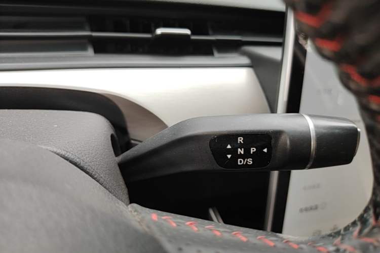 Used NETA V 2022 Long-Range Industry Custom Edition Gear Lever