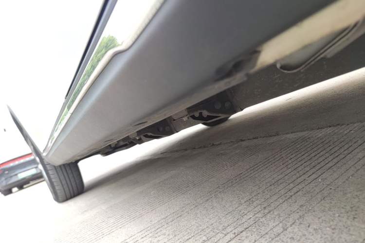 Used NETA V 2022 Chao 300 Lite Ternary Lithium Left Side Sill