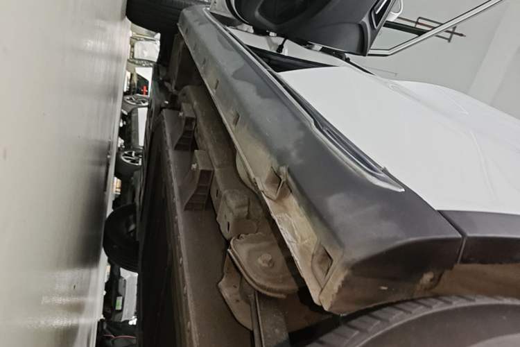 Used NETA V 2022 Chao 300 Lite Lithium Iron Phosphate Left Side Sill