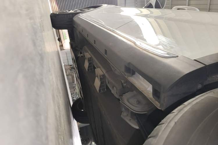 Used NETA V 2022 Chao 300 Lite Lithium Iron Phosphate Left Side Sill