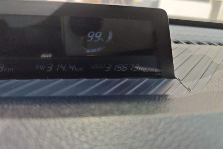 Used NETA V 2022 Pro Long-Range Smart Edition Odometer Close Up