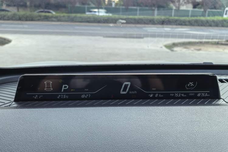 Used NETA V 2022 Chao 300 Lite Ternary Lithium Odometer Close Up