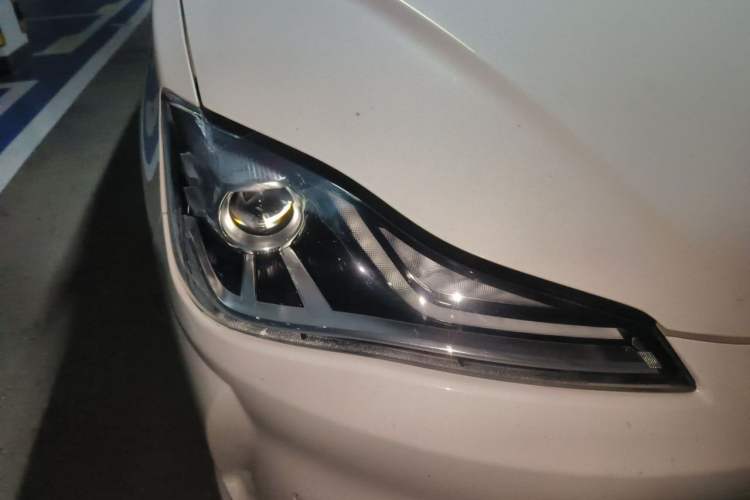 Used NETA V 2022 Chao 400 Right Front Headlight
