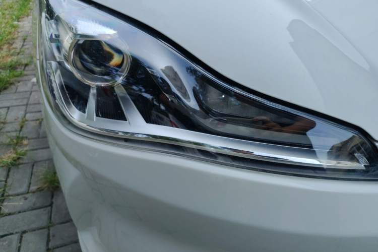 Used NETA V 2022 Chao 400 Lite Right Front Headlight