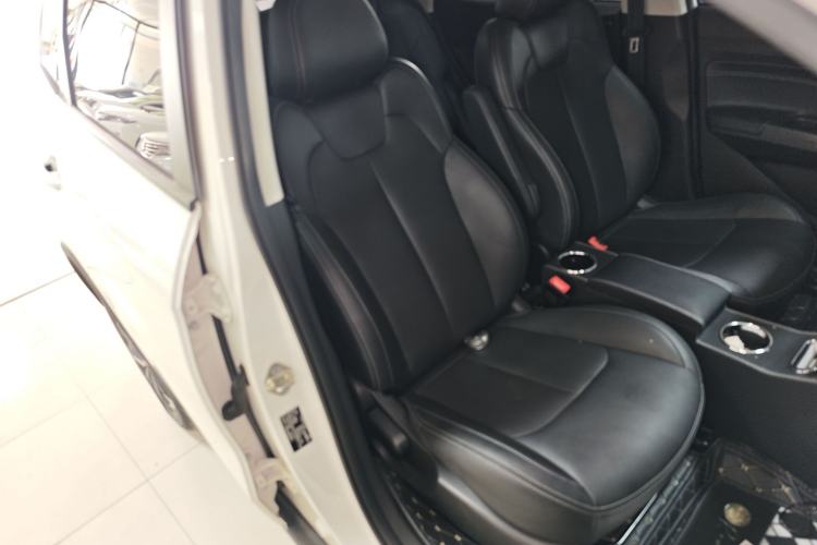 Used NETA V 2022 Long-Range Industry Custom Edition Right Front Seat